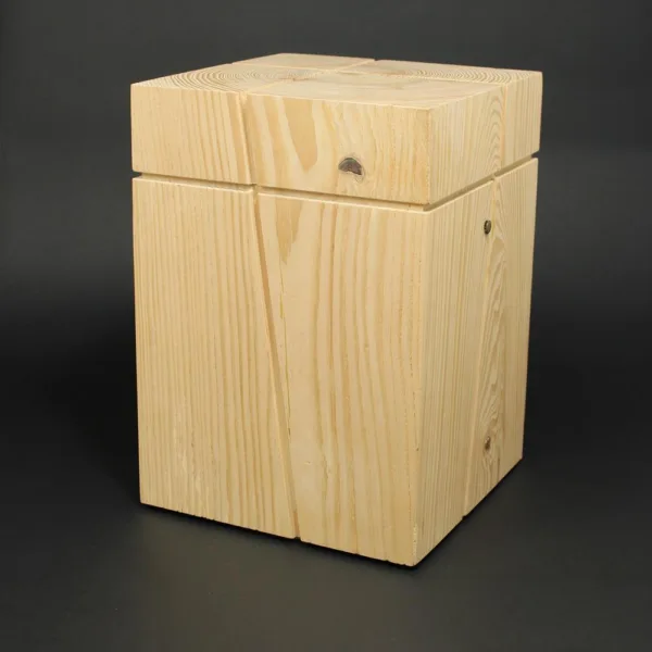 Handgefertigte Urne aus hellem Weißtanne Holz mit eingefrästem Kreuz und natürlicher Holzmaserung