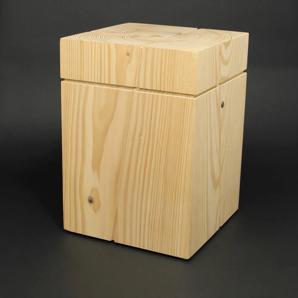 Handgefertigte Urne aus hellem Weißtanne Holz mit eingefrästem Kreuz und natürlicher Holzmaserung